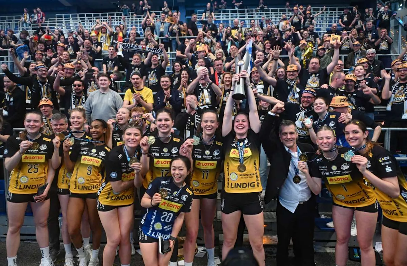 Team hebt den Pokal beim Finale in die Höhe