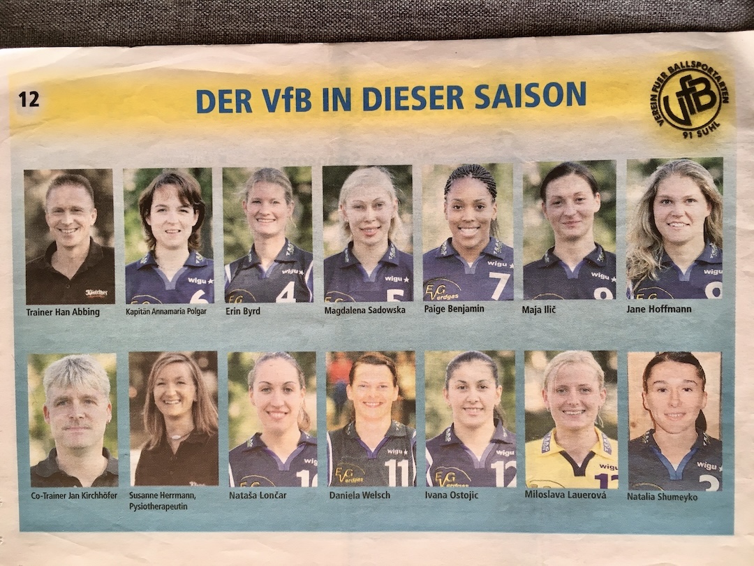 Historische Mannschaftsübersicht des VfB Suhl zur Saison 2004/05 mit Porträts der Spielerinnen und des Betreuungsteams